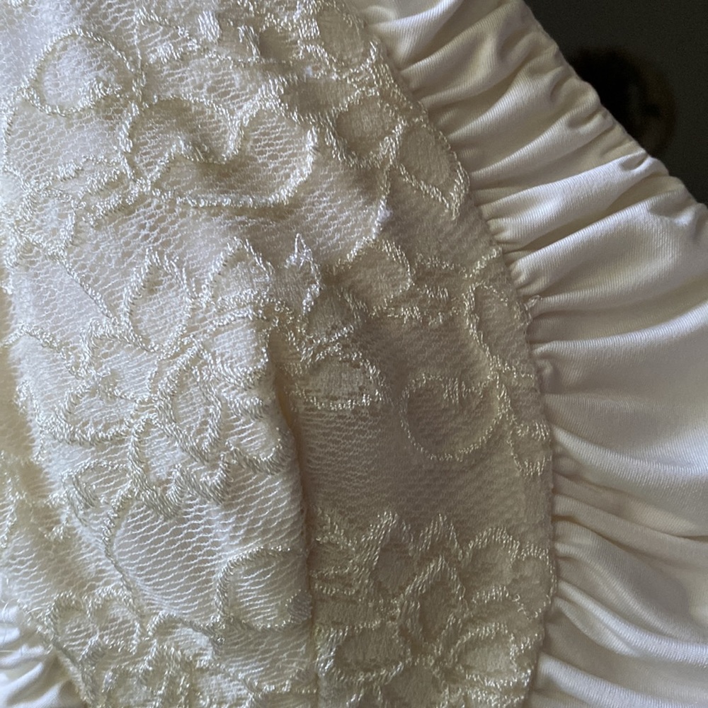 XOXO sleeveless ruched bodycon dress with lace details on the front. - Picture 8 of 8